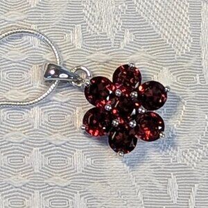 Necklace Garnet Flower with Chain 925 - cute for a young lady!